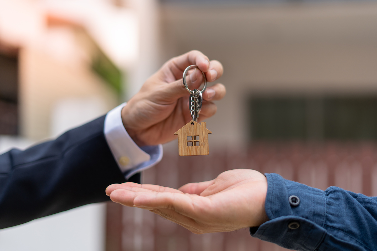 Home buyers are taking home keys from sellers. Deal contract